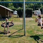 Luxury tent Safaritent Bij Speeltuin Voor Gezinnen Op Rustig Park Op De Veluwe