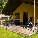 Luxury tent Safaritent Bij Speeltuin Voor Gezinnen Op Rustig Park Op De Veluwe *