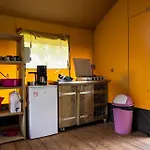Luxury tent Safaritent Bij Speeltuin Voor Gezinnen Op Rustig Park Op De Veluwe *