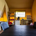 Luxury tent Safaritent Bij Speeltuin Voor Gezinnen Op Rustig Park Op De Veluwe