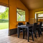 Luxury tent Safaritent Bij Speeltuin Voor Gezinnen Op Rustig Park Op De Veluwe Epe