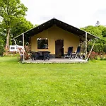 Luxury tent Safaritent Bij Speeltuin Voor Gezinnen Op Rustig Park Op De Veluwe