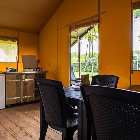 Safaritent Bij Speeltuin Voor Gezinnen Op Rustig Park Op De Veluwe Luxury tent
