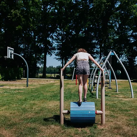 Luxury tent Safaritent Bij Speeltuin Voor Gezinnen Op Rustig Park Op De Veluwe