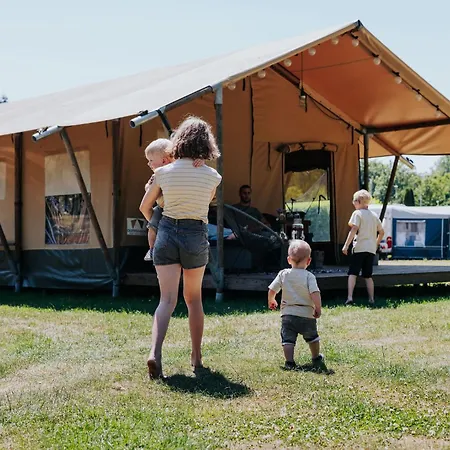 Safaritent Bij Speeltuin Voor Gezinnen Op Rustig Park Op De Veluwe *